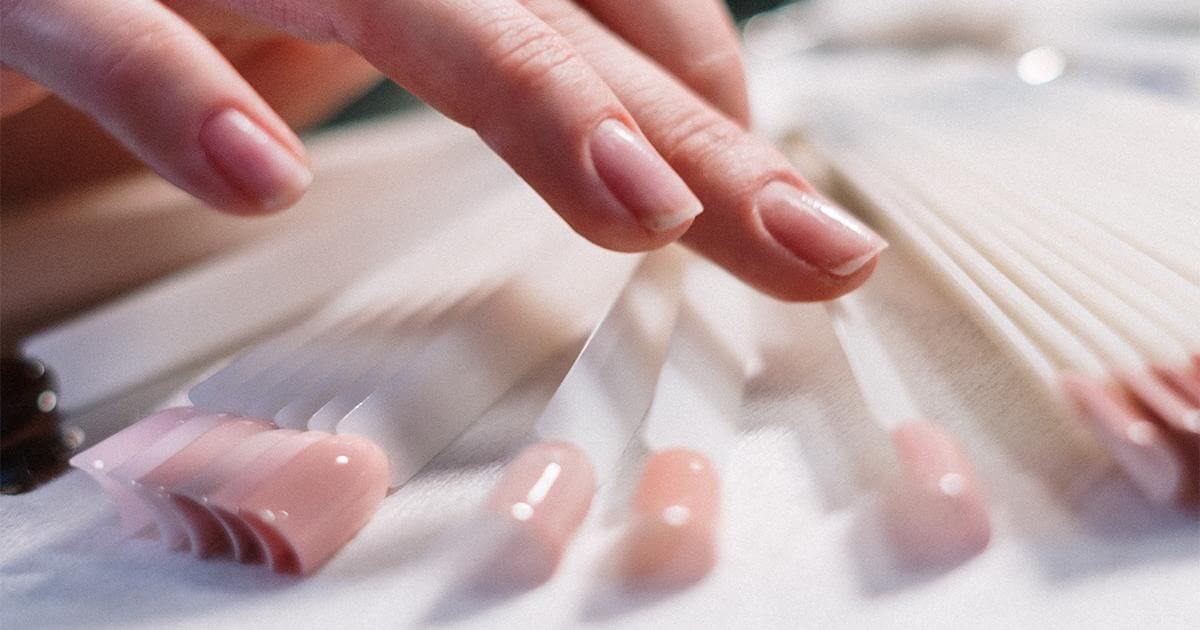 gel-nail-polish-nail-artist-salon