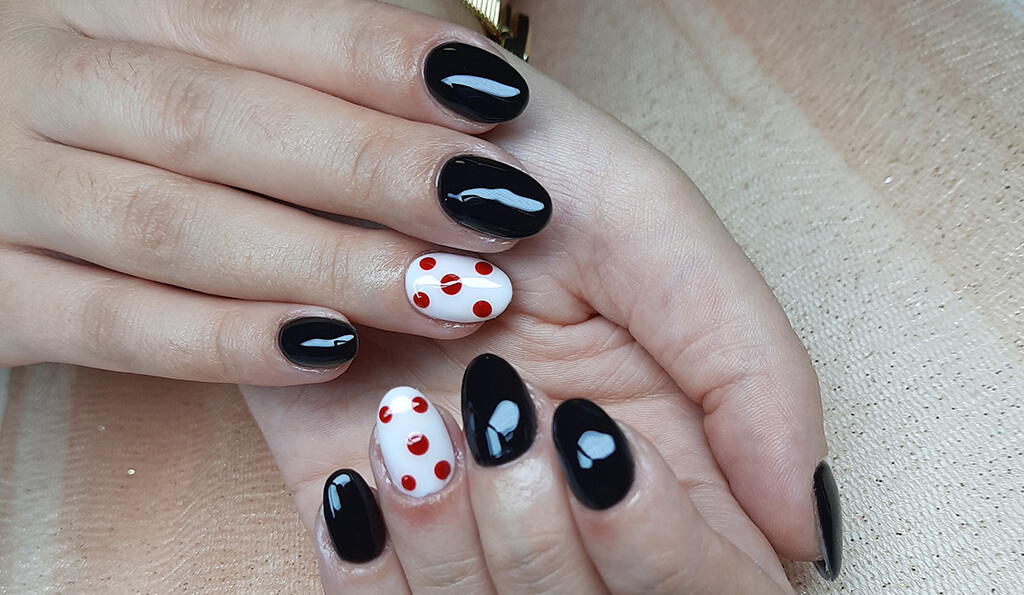 Black white dotted nails Budapest Elite nails
