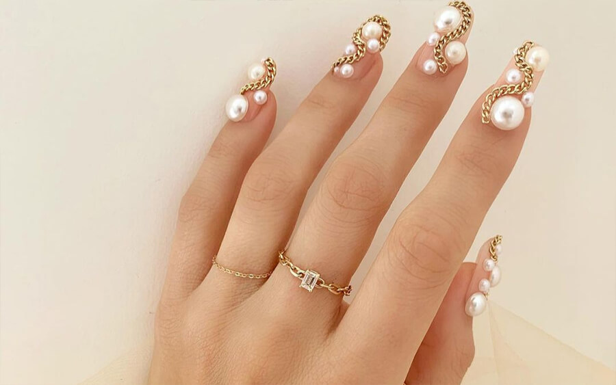 Elegant luxura nail trends pearls Budapest
